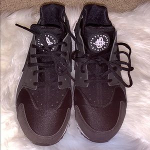 Perfect Condition Black Nike Hurachees!
